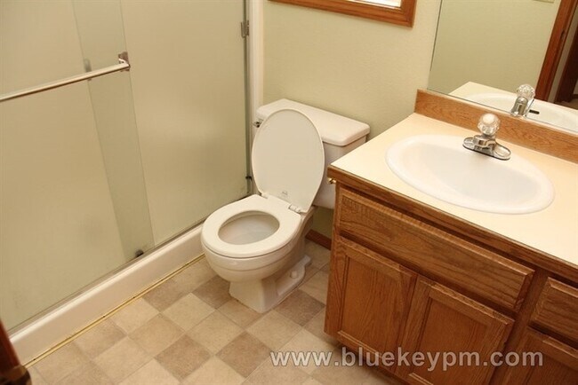 Building Photo - 4 Bed, 3 Bath Home w/ 1 Bed and 1 Full Bath on Main Near Bethany/Rock Creek