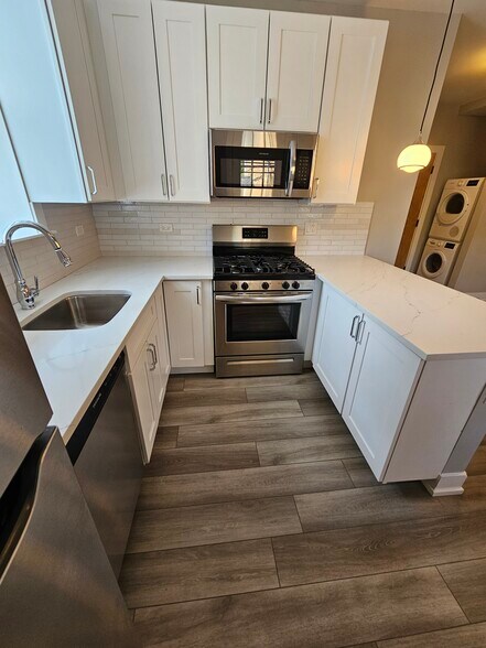 Building Photo - 3931 N Janssen Ave