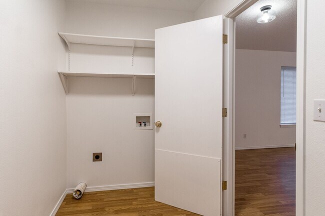 Building Photo - Beautiful 3 Bed 2.5  one level Townhome wi...