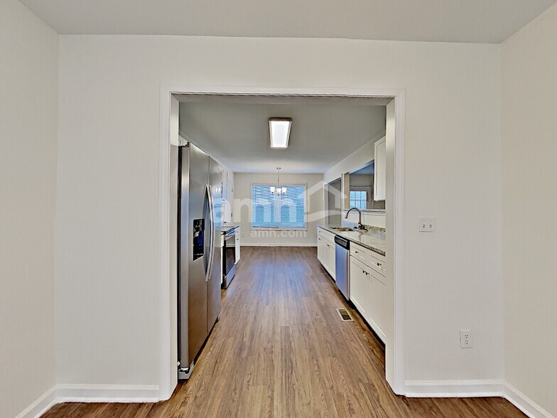 Building Photo - 204 Bates Ct