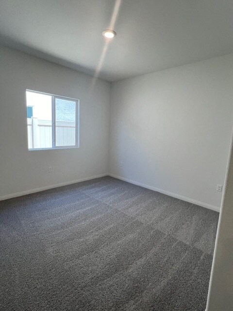 Studio bedroom - 7318 Chetco River St