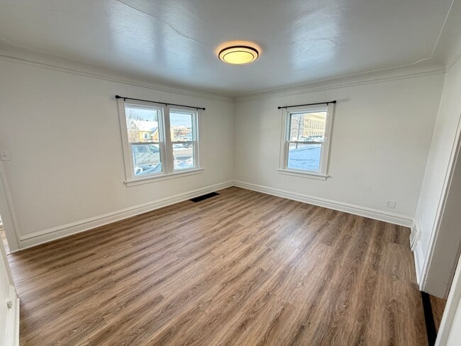 Building Photo - Remodeled 2 Bedroom - AVAILABLE 08/07/2026