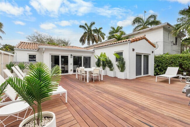 Building Photo - 1544 Michigan Ave