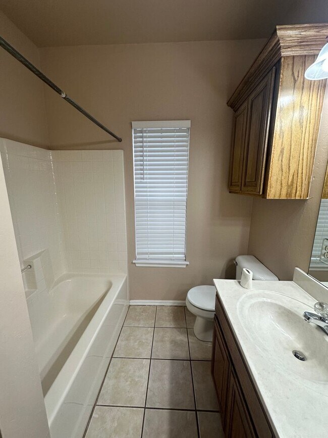 Building Photo - 2504 Thomas Dr