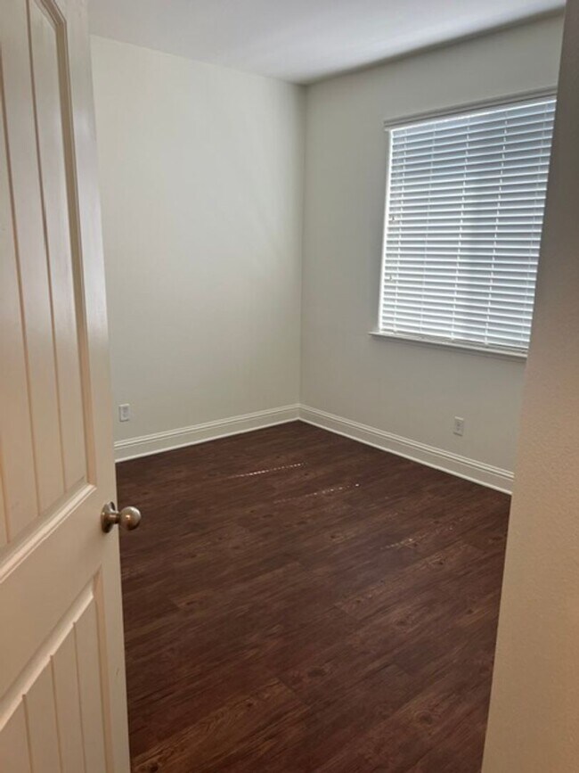 Building Photo - Dinuba House For Rent