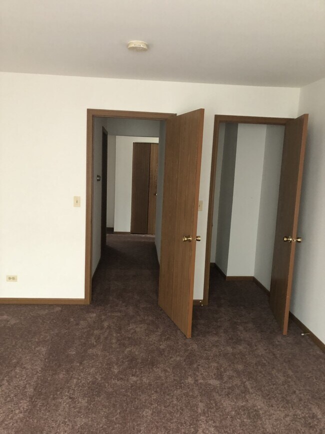 Building Photo - 301 Village Creek Dr