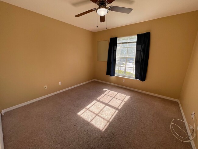 Building Photo - ANNUAL RENTAL - 2ND FLOOR LAKE VIEW 2 BED ...