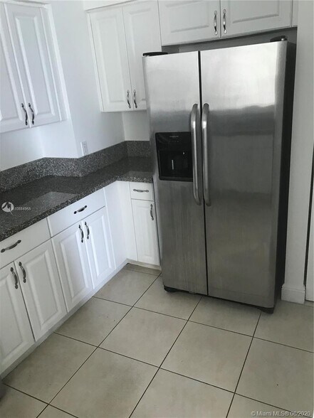 Building Photo - 1155 Brickell Bay Dr