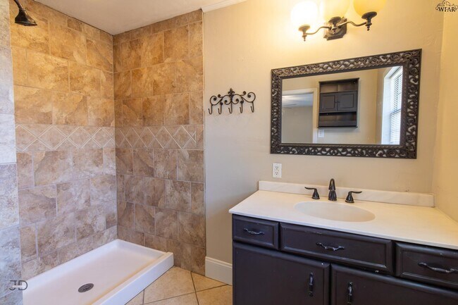 Building Photo - 501 W Texas Ave