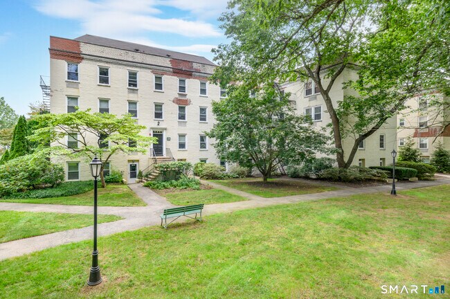 Building Photo - 136 Woodside Green