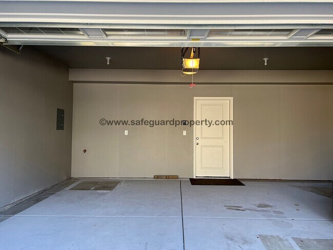 Building Photo - Stunning Townhome in Draper Creekside Comm...
