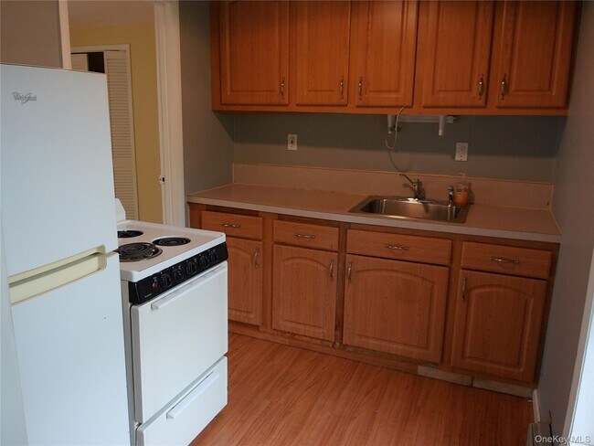 Building Photo - 36 Burr Rd