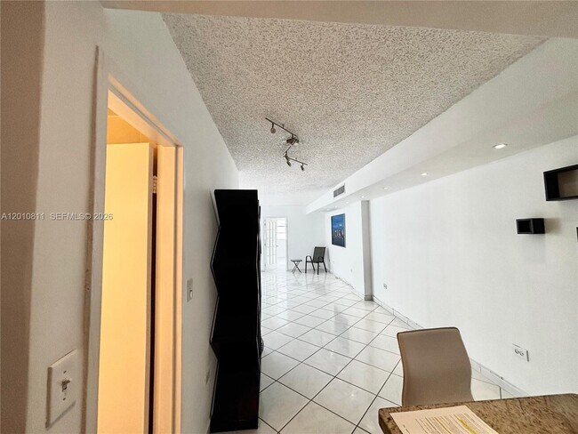 Building Photo - 999 Brickell Bay Dr