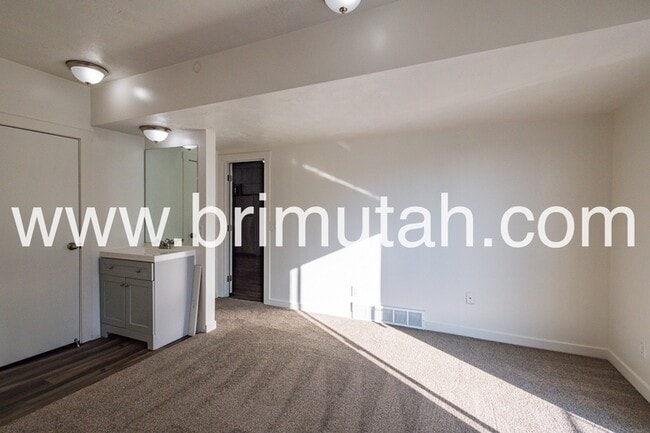 Building Photo - 1304 E 900 S