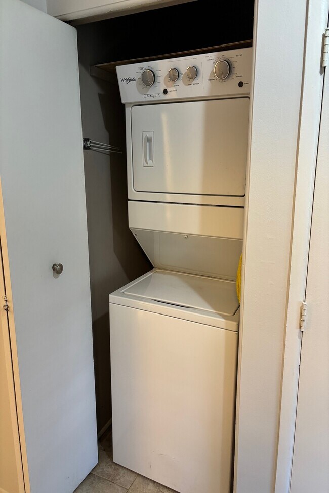 Building Photo - 689 E Fox Hills Dr