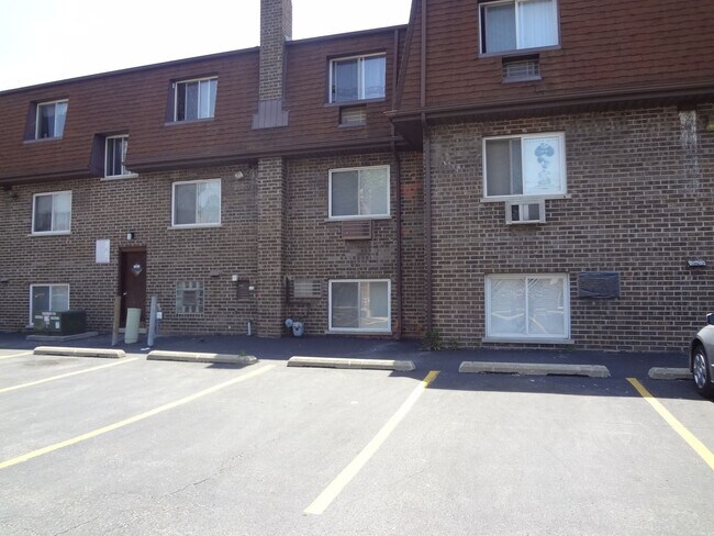 Building Photo - 10473 Dearlove Rd