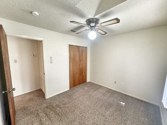 Building Photo - "Charming 2-Bedroom, 1-Bath in Horseshoe F...