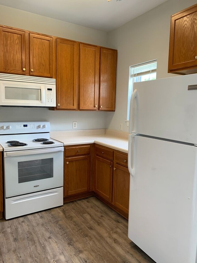 Building Photo - 2 Bedroom 1.5 Bath Townhome in Pleasant Gr...
