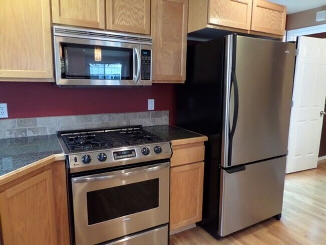Building Photo - Stunning and Large 3-Bedroom Townhome with...
