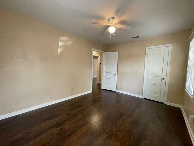 Building Photo - COMING SOON 2 BEDROOM 1 BATH HOME IN TCU AREA
