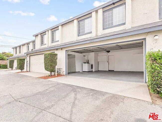 Building Photo - 720 W Olympic Blvd