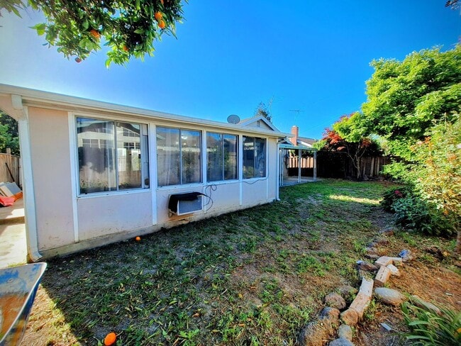 Building Photo - Beautifully Remodeled 3bd Single Story House With Bonus Room & Storage Space!