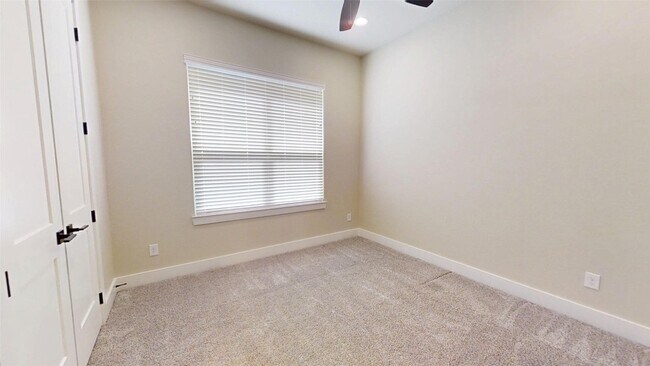 Building Photo - 2405 Vineyard Dr