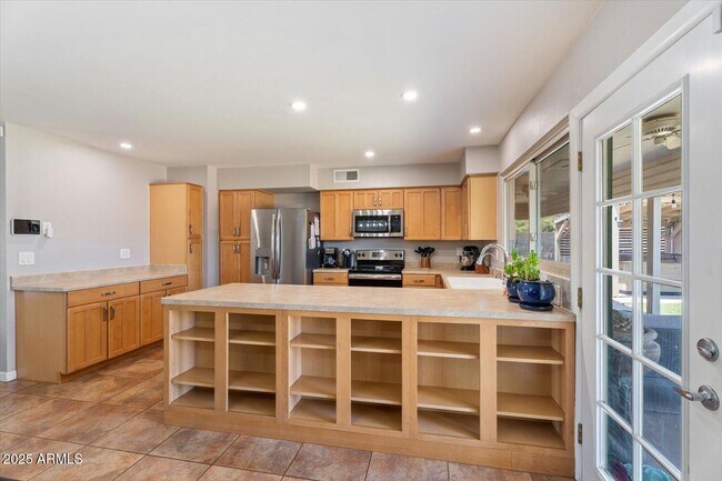 Building Photo - 2116 W Garden Dr