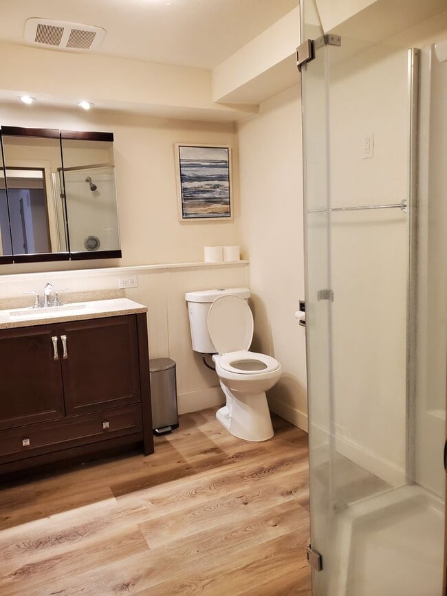 Building Photo - 2 Bedroom 1 Bath Lakefront w/all utilities and lawn care included