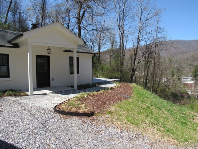 Building Photo - $1,800 - 2 Bed/2Bath Newly Renovated Unfurnished House Overlooking Downtown Sylva