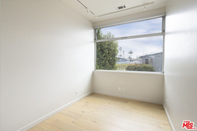 Building Photo - 707 Flower Ave