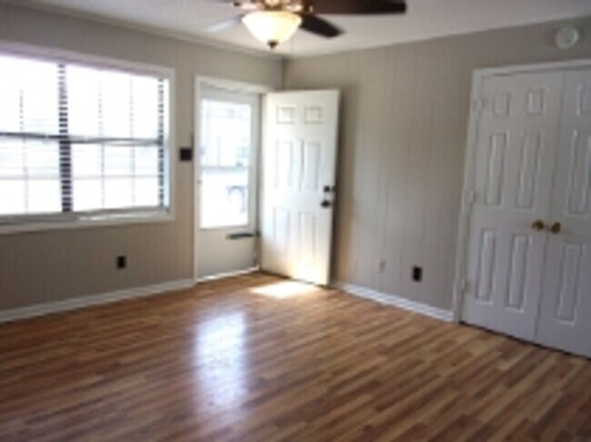 Building Photo - 1823 India Hook Rd