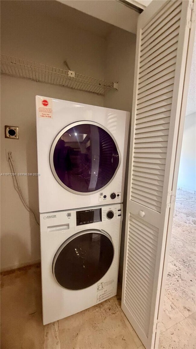 Building Photo - 8811 SW 123rd Ct