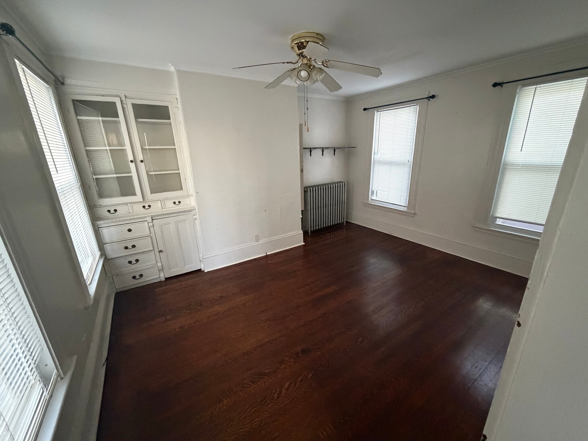 spacious living room - 50 Silver St