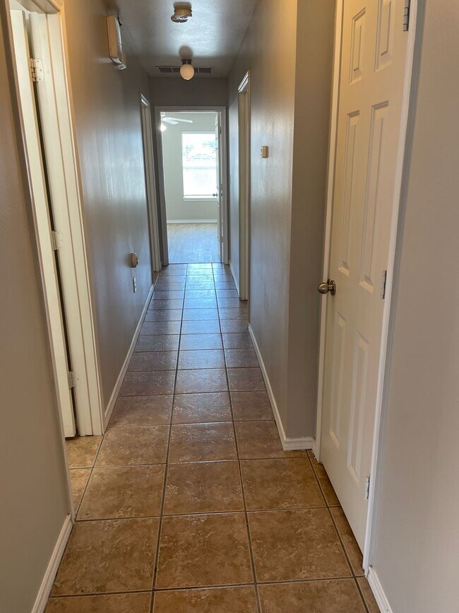 Building Photo - 706 N Englewood Ave