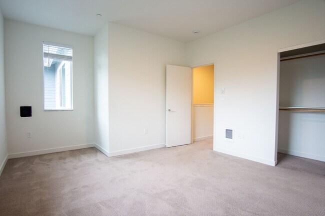 Building Photo - GET $300 + ONE MONTH FREE!! Rare 3 Bed, 2 ...