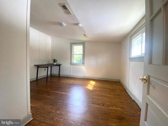 Building Photo - 1601 N Seminole Trail