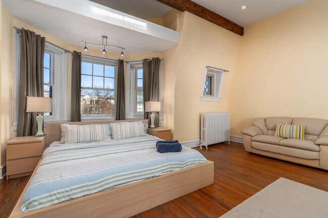 Building Photo - 2633 Adams Mill Rd NW