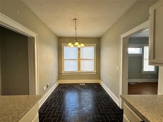 Building Photo - 3019 N Robinson Ave