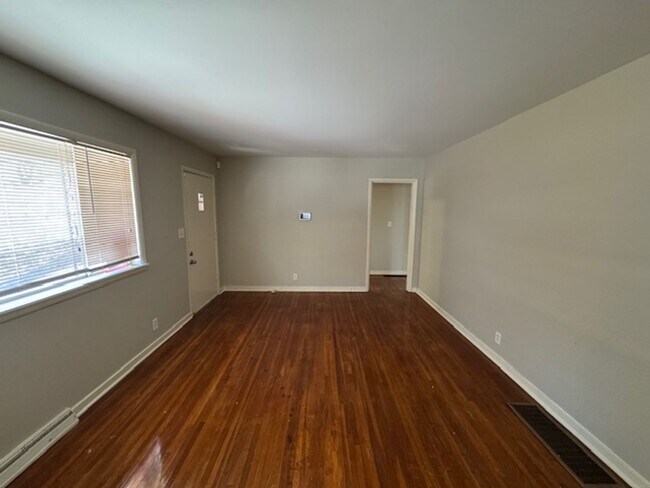 Building Photo - MOVE IN SPECIAL! HALF OFF FIRST MONTH!!