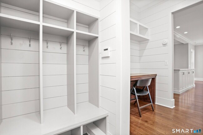 Building Photo - 26 Long Lots Ln