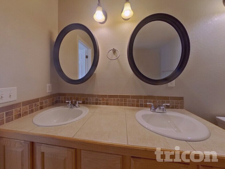 Building Photo - 8566 S Lewis Way