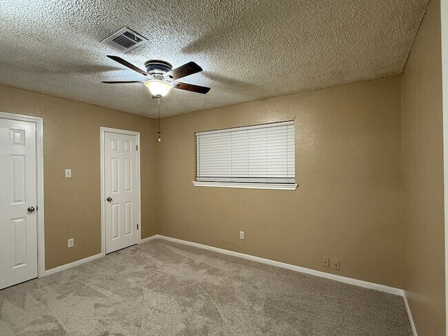 Building Photo - 12539 F Bar Dr