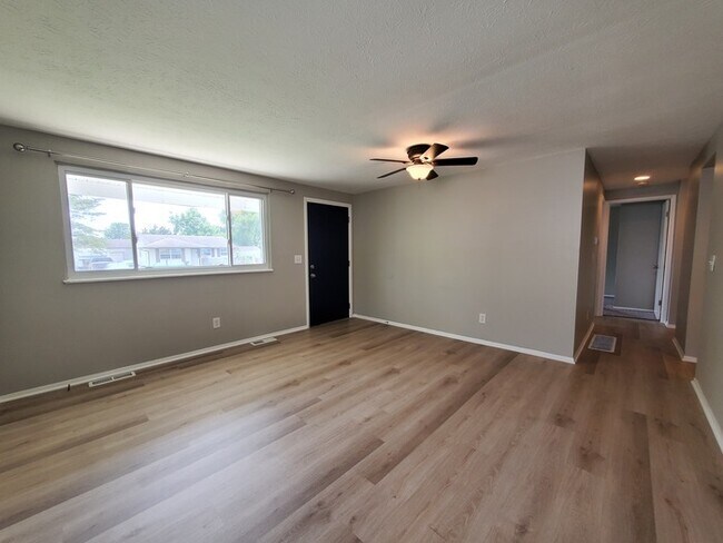 Building Photo - 3760 Ardath Rd