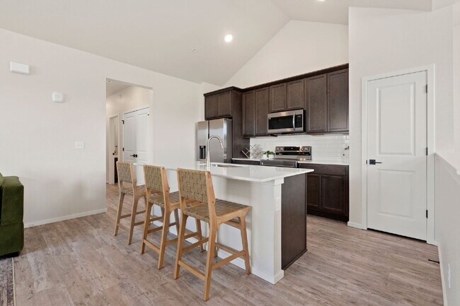 Building Photo - Newer 2bd condo in neighborhood with pool ...