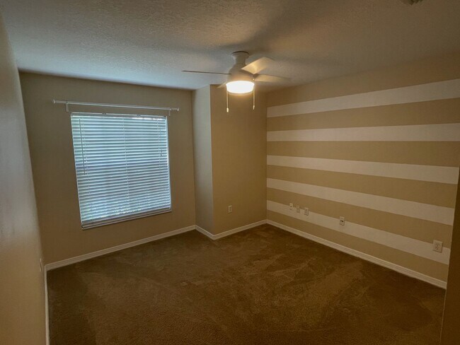 Building Photo - Beautiful 3/2 Fenced in Single Family Home...