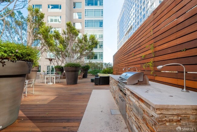 Building Photo - 1160 Mission St