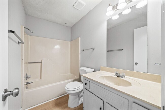 Building Photo - 3 Bedroom 2 Full Bath Home For Rent near Post!