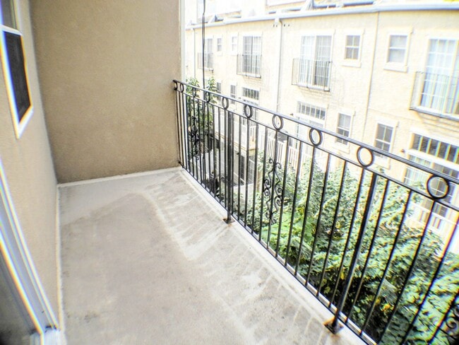 Building Photo - Graduate Hospital Home