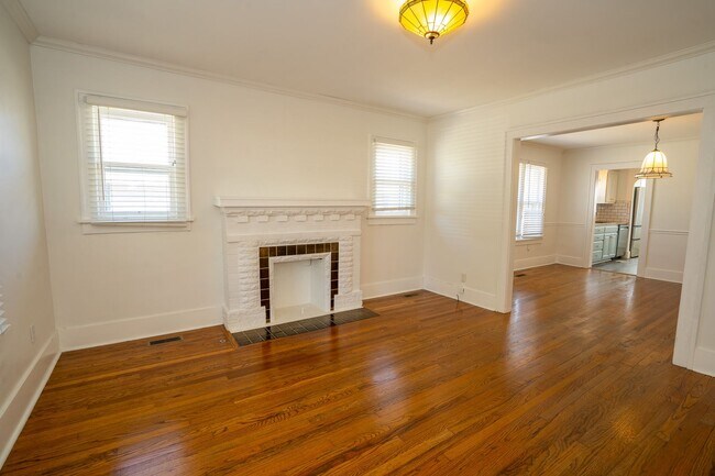 Building Photo - Updated 2 Bed, 1.5 Bath in Tulsa!